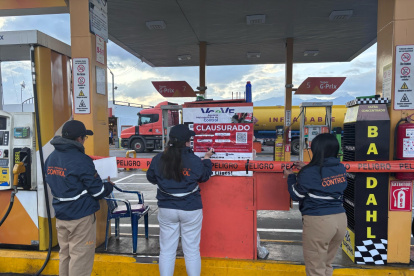 La AMC clausura gasolinera en Quito por derrame de gasolina en barrio Argelia Alta.