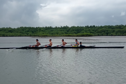 El equipo de Ab Manuel Calle, campeón de la regata en 2023 y 2024, durante uno de sus entrenamientos.