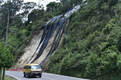 Situación. Ciudadanos piden que se coloque muros de contención en los taludes en la vía a Nayón.