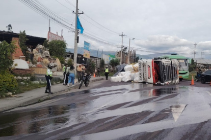 El tráiler se volcó en Puembo, en el tramo de las avenidas Oswaldo Guayasamín y Ruta Viva.