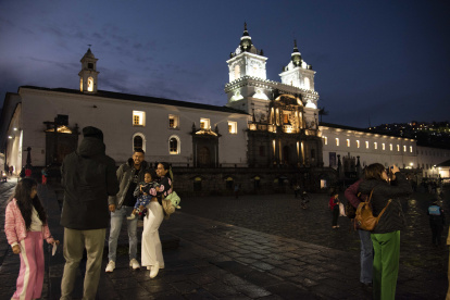 En las noches, visitantes aprovechan para pasear y tomarse fotos en la plaza de San Francisco.