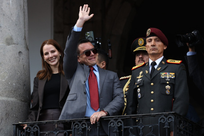 El presidente de Ecuador, Daniel Noboa, y su esposa Lavinia Valbonesi, saludan desde el Palacio de Gobierno, durante el tradicional Relevo de Cambio de Guardia Presidencial, en Quito.