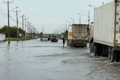 La vía Jujan-Babahoyo presenta inundaciones recurrentemente en su calzada, por lo que conductores optan por desviarse hacia rutas alternas.