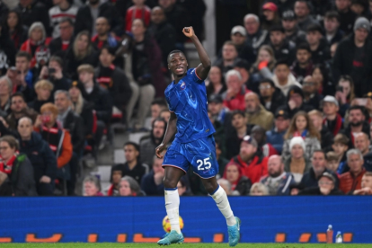 Moisés Caicedo celebró el gol conseguido con Chelsea, pero después no fue válido por Offside