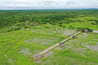 La alcaldía invertirá más de $17 millones para expropiar terrenos y construir la autopista que dará acceso al nuevo aeropuerto en Daular. La obra entusiasma a algunos y preocupa a otros por su impacto ambiental, vial y social.