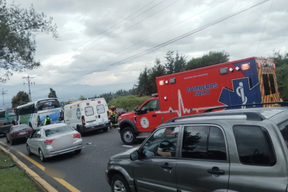 Luego del choque, los dos buses quedaron sobre el carril derecho de la autopista Rumiñahui. Hay congestión.