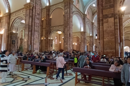 Durante el Jueves Santo los templos del centro de Cuenca lucen con gran cantidad de ciudadanos.