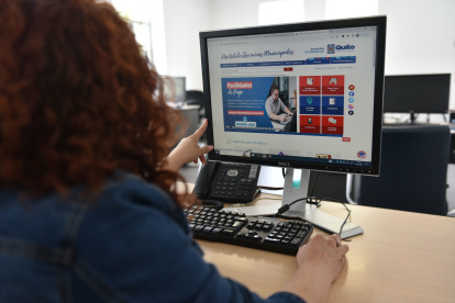 Una persona busca en la página oficial del Municipio de Quito los trámites que puede hacer virtualmente.