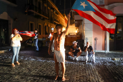 Puertorriqueños protestan frente a La Fortaleza durante un masivo apagón en el Viejo San Juan, Puerto Rico, el 16 de abril de 2025.
