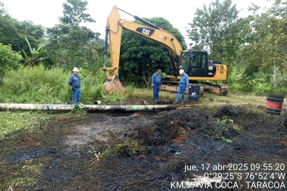 Personal de Petroecuador hace trabajo de limpieza del petróleo que se derramó en la provincia de Orellana.