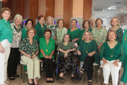 Vicky de Seminario, presidenta del directorio, sorprendió a las asistentes con collares verdes decorados con monedas doradas, símbolo de prosperidad para el resto del año.