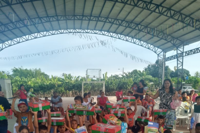 Los niños de sectores vulnerables participan de cultos religiosos y reciben regalos