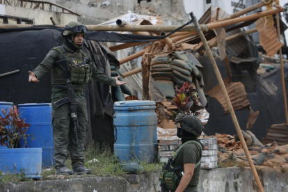 Integrantes de la policía custodian una estación de policía afectada por una explosión este jueves, en Mondomo, Cauca (Colombia).
