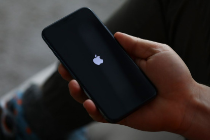 El iOS es el sistema operativo móvil desarrollado por Apple para sus dispositivos, como iPhone.