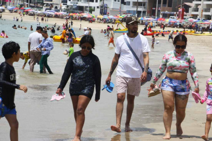 Cientos de turistas llegaron a Salinas a disfrutar del feriado.