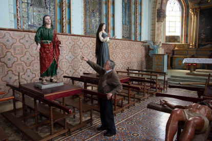 Imágenes. El padre Cabrejas señala las andas listas para salir el jueves, desde la iglesia de Santo Domingo, a la procesión del Silencio, en el centro.