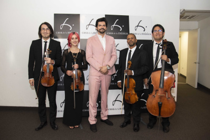 Los artistas: Álex Jimbo Viteri, Estefanía Rivera, Joan Sánchez, Luis Causte y Gabriel Chimbo Viteri.