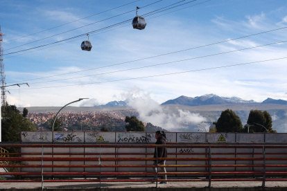 Fotografía de una mujer caminando por una calle en El Alto (Bolivia).