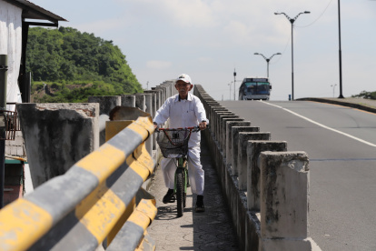 Ampliar. Los usuarios solicitan que estas zonas sean más amplias, para que la gente pueda circular. Son muy estrechas. También que arreglen el piso y las barreras de protección.