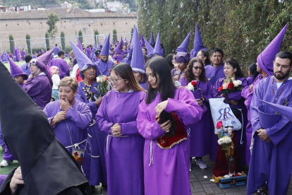 Cucuruchos en procesión Jesús del Gran Poder.