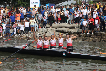 Los integrantes del equipo tricampeón del club Abogado Manuel Calle celebrando en la orilla de Posorja.