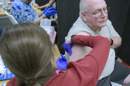 Fotografía de archivo de una persona recibiendo una vacuna , en Lubbock, Texas, EE. UU., 01 de marzo de 2025.EFE/ANNIE RICE