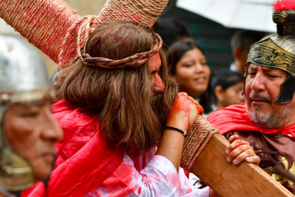 La procesión de San Agustín realiza su recorrido en el centro de Guayaquil.