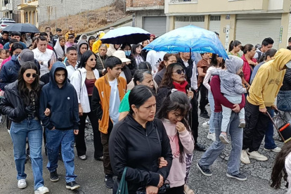 Los ciudadanos del barrio Pedestal, en la ciudad de Loja, realizaron un viacrucis.