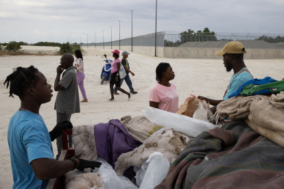 haitianos cruzando el ingreso fronterizo hacia República Dominicana para comercializar productos, en Pedernales (República Dominicana).