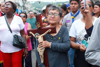 Devotos asistieron al viacrucis en Esmeraldas.