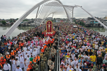 Una multitud de feligreses participó en la procesión del Cristo del Consuelo. Ciento de ellos se congregaron en las afueras del Santuario del Cristo del Consuelo desde tempranas horas de la madrugada.