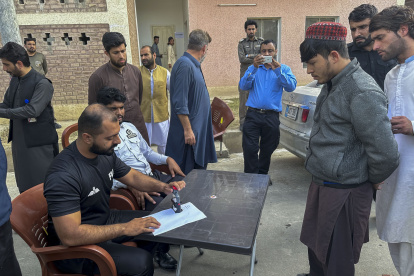 Resignados pero en calma llegaron a los centros de detención en Peshawar, Pakistán, los primeros afganos que fueron arrestados por las autoridades paquistaníes