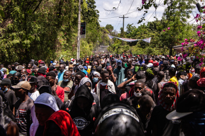Personas participan en una manifestación en la que exigen a las autoridades medidas para hacer frente a la creciente ola de violencia