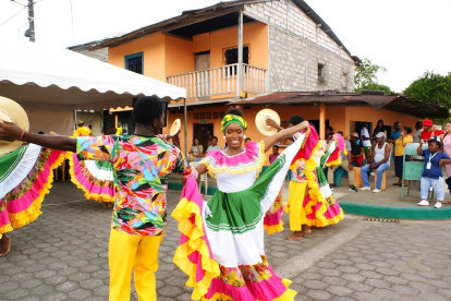 El baile, los arrullos y la conexión con la naturaleza, son pilares fundamentales que sostienen la identidad.
