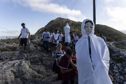 Personas participan durante la tradicional procesión al santuario del Monte Santo