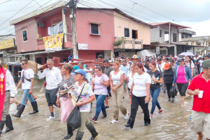Los feligreses de El Laurel tuvieron que usar botas para la procesión.