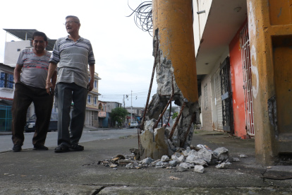 Situación. A algunos postes ya no les quedan ni las vigas de hierro.