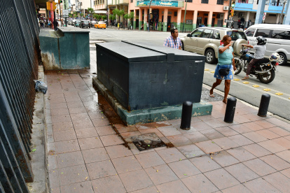 LUGARES DE GYE QUE SON USADOS COMO BAÑO PUBLICO CAUSANDO MALESTAR EN LA COMUNIDAD POR MALOS OLORES FOTOGRAFO: FRANCISCO FLORES PERIODISTA: JUAN DANIEL PONCE FECHA: 07-04-2025 AG-EXTERNOS