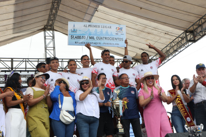 Los integrantes de la yola del club Ab. Manuel Calle en lo más alto del podio, recibieron durante la premiación un trofeo y un cheque de $ 1.4000 dólares.