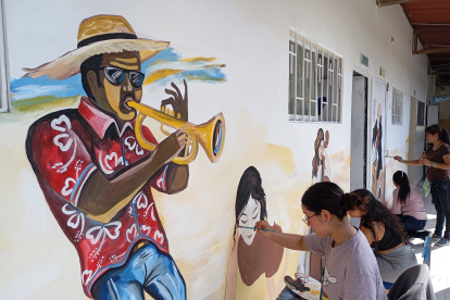 Playas. Los artistas con sus pinturas expresan su arte.