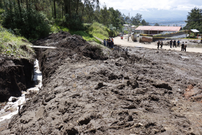 Daño. La vía quedó con lodo tras el desborde de quebrada Los Arupos