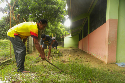 Madres y padres de familia limpiaron la escuela Juan Gómez, en Libertador Bolívar, para que sus hijos puedan empezar clases a tiempo.