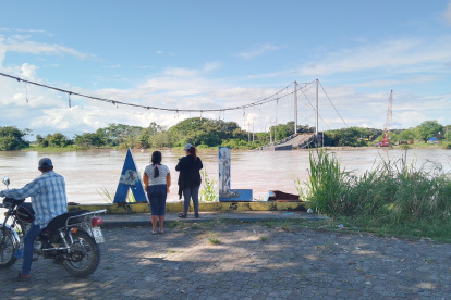 Los amigos y familiares de Freddy Castro a diario acuden al lugar, a esperas de respuestas.