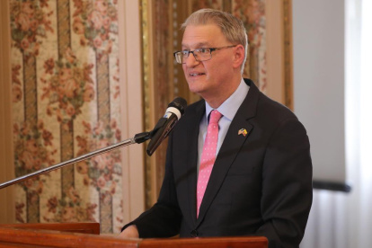 Luego de asumir la designación, Lawrence Petroni entregó ayuda a Ecuador para el combate al narcotráfico.