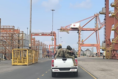 En Ecuador, militares y policías intensificaron los controles, después de que el Ministerio de Gobierno informara que el país se encuentra en alerta máxima.