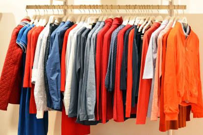 Turistas aprovechan el alza del dólar para hacer compras en Colombia sin pagar impuestos.