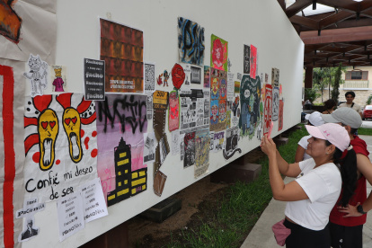 La técnica de paste-up, que consiste en pegar imágenes diseñadas en paredes del espacio público, se aplicó en la feria de Conciencia Positiva.