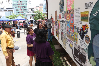 Artistas elaboraron en calle Panamá un mural con la técnica de paste-up, que consiste en pegar ilustraciones en una pared del espacio público.
