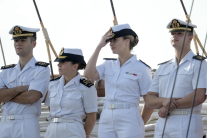 La princesa Leonor desde la cubierta del Juan Sebastián Elcano durante su llegada al puerto del Callao, en Perú.