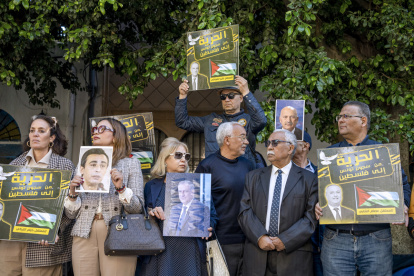 Familiares de los acusados en el caso conocido como "complot", junto a figuras públicas y políticas, protestan ante el Tribunal de Primera Instancia de Túnez el 18 de abril de 2025.